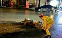 Xe tải làm rơi đất giữa phố Hà Nội, chở quá tải 44%, bị phạt gần 20 triệu đồng