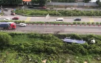Xe container lao khỏi đường dẫn cao tốc TP Hồ Chí Minh