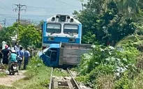 Xe tải tắt máy giữa đường ray, bị tàu hỏa tông nát, tài xế may mắn thoát nạn