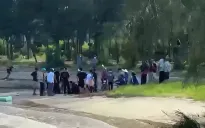 Ba anh em ruột suýt chết đuối do hụt chân vào hố sụt cát ngầm