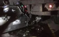 Xe con tông xe đầu kéo đang dừng, 5 người trong gia đình thương vong