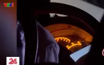 Tài xế xe khách chạy 100 km/h vẫn cầm điện thoại nhắn tin