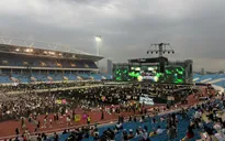 Fan đội mưa kín sân vận động Mỹ Đình, háo hức chờ đợi
G-Dragon và dàn sao Hàn Quốc