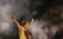 G-Dragon hát dưới mưa trong sự kiện thu hút hàng chục nghìn khán giả ở Hà Nội