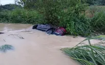 Tuyên Quang: 5 người trong xe ô tô may mắn thoát nạn khi bị lũ cuốn