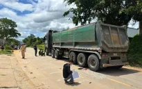 Va chạm giao thông với xe đầu kéo khiến 2 cháu nhỏ trên xe đạp điện tử vong