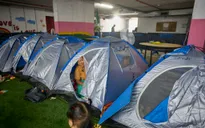 Người dân Israel trú ẩn dưới lòng đất để tránh không kích Iran