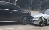 Tài xế Mercedes chở con nhỏ, dừng giữa đường chơi ma túy rồi tông nhiều ô tô