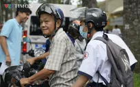 Phụ huynh nghỉ làm để đưa con đi thi tốt nghiệp THPT