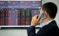 VN-Index hụt hơi trước ngưỡng cản 1.370 điểm