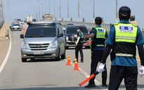 Hàn Quốc bắt giữ 6 người Mỹ thả hàng ngàn chai chứa tiền mặt và gạo sang Triều Tiên 
