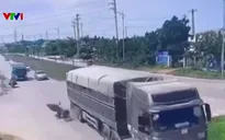 Xe máy thiếu quan sát khi qua ngã tư