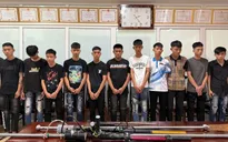 Nhóm thanh thiếu niên mang kiếm diễu phố, quay clip đăng TikTok