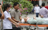 Hà Nội: Thí sinh nằm cáng vào phòng thi, quyết vào đại học