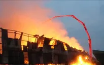 Vẫn đang cháy lớn tại xưởng tái chế phế thải ở Hưng Yên