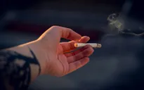 Pháp chính thức cấm hút thuốc lá ở nhiều nơi công cộng