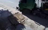 Sang đường ẩu, người đàn ông bị xe đầu kéo tông hất văng, thoát chết trong gang tấc