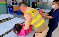 CSGT Hà Nội giúp đỡ gia đình đi du lịch gặp tai nạn giữa trời mưa