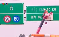 Tháo dỡ biển báo không phù hợp sau sáp nhập