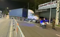 Container mất lái cày nát dải phân cách, chắn ngang đường tại TP Hồ Chí Minh