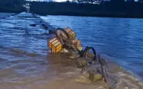 Cố băng qua cầu tràn, một phụ nữ bị nước lũ cuốn trôi