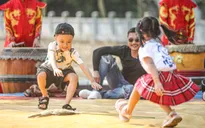 'Bố ơi mình đi đâu thế' đưa các con chạm tay vào di sản văn hóa truyền thống