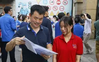 Nhập học lớp 10 tại Hà Nội: Phụ huynh chọn đến trường để yên tâm hơn
