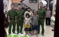 Công an Hà Nội đưa 2 cháu bé đi lạc về với gia đình