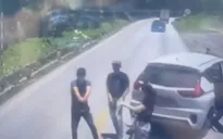 Người đàn ông cầm vật giống súng đe dọa tài xế trên đường