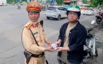 Nhặt được ví có 5 triệu đồng, CSGT Hà Nội tìm và trao lại cho nam sinh viên 