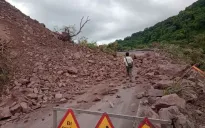 Sạt lở đất trên Quốc lộ 15D, đường lên Cửa khẩu Quốc tế La Lay tê liệt