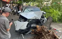 Ô tô tông liên hoàn nhiều xe máy, húc bật gốc cây trên phố Trần Đại Nghĩa (Hà Nội)