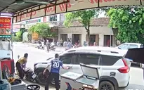Thợ điện lạnh phá cửa kính cứu tài xế đột quỵ trong ô tô