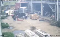 Bị kiện hàng đè lên người, người đàn ông ở Phú Thọ tử vong