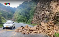 Mưa dông diện rộng ở Bắc Bộ: Sét đánh chết người, sạt lở đất đá vùi lấp đường