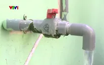 Thiếu nước sạch sinh hoạt, người dân xã Xà Phiên phải dùng nước nhiễm phèn