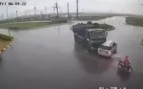 Dừng đột ngột giữa nút giao, xe con bị xe tải đâm mạnh vì trời mưa trơn trượt
