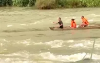 Giải cứu 3 người mắc kẹt giữa hồ Thủy điện Đồng Nai 2