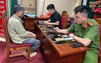 Đột kích điểm khai thác vàng trái phép trong rừng sâu, bắt giữ 60 đối tượng và thu giữ hàng chục kg thuốc nổ