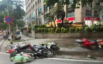 Mưa dông lớn quật đổ nhiều cây xanh, xe máy trên đường phố Hà Nội