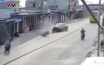 Phóng nhanh, vượt ẩu, tài xế xe máy lao thẳng vào ô tô