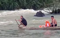 Khen thưởng 2 người cứu 3 nạn nhân mắc kẹt giữa dòng lũ chảy xiết