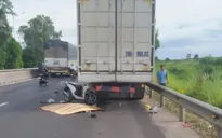 Va chạm xe tải đang đỗ, 3 bà cháu trong cùng gia đình tử vong