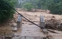 Lũ quét cuốn trôi nhiều nhà dân, cầu sắt ở xã biên giới Nhôn Mai (Nghệ An)