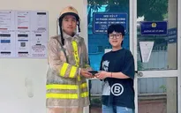 Rơi ví khi mặc áo mưa, người phụ nữ được CSGT trao trả