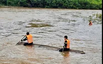 Đi qua cầu tràn, bé gái bị lũ cuốn trôi 