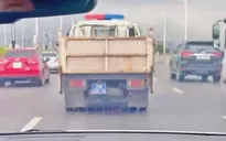 CSGT Hà Nội mở đường cho xe đưa người phụ nữ bị đột quỵ đi cấp cứu kịp thời