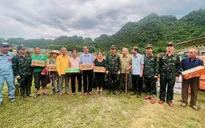 Nhân dân xã Con Cuông (Nghệ An) nhận hàng cứu trợ của quân đội