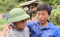 Giọt nước mắt vui mừng của dân bản Phá Mựt (Nghệ An) khi gặp được lực lượng cứu hộ