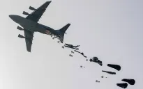 Israel cho phép thả hàng cứu trợ xuống Gaza, thiết lập hành lang nhân đạo